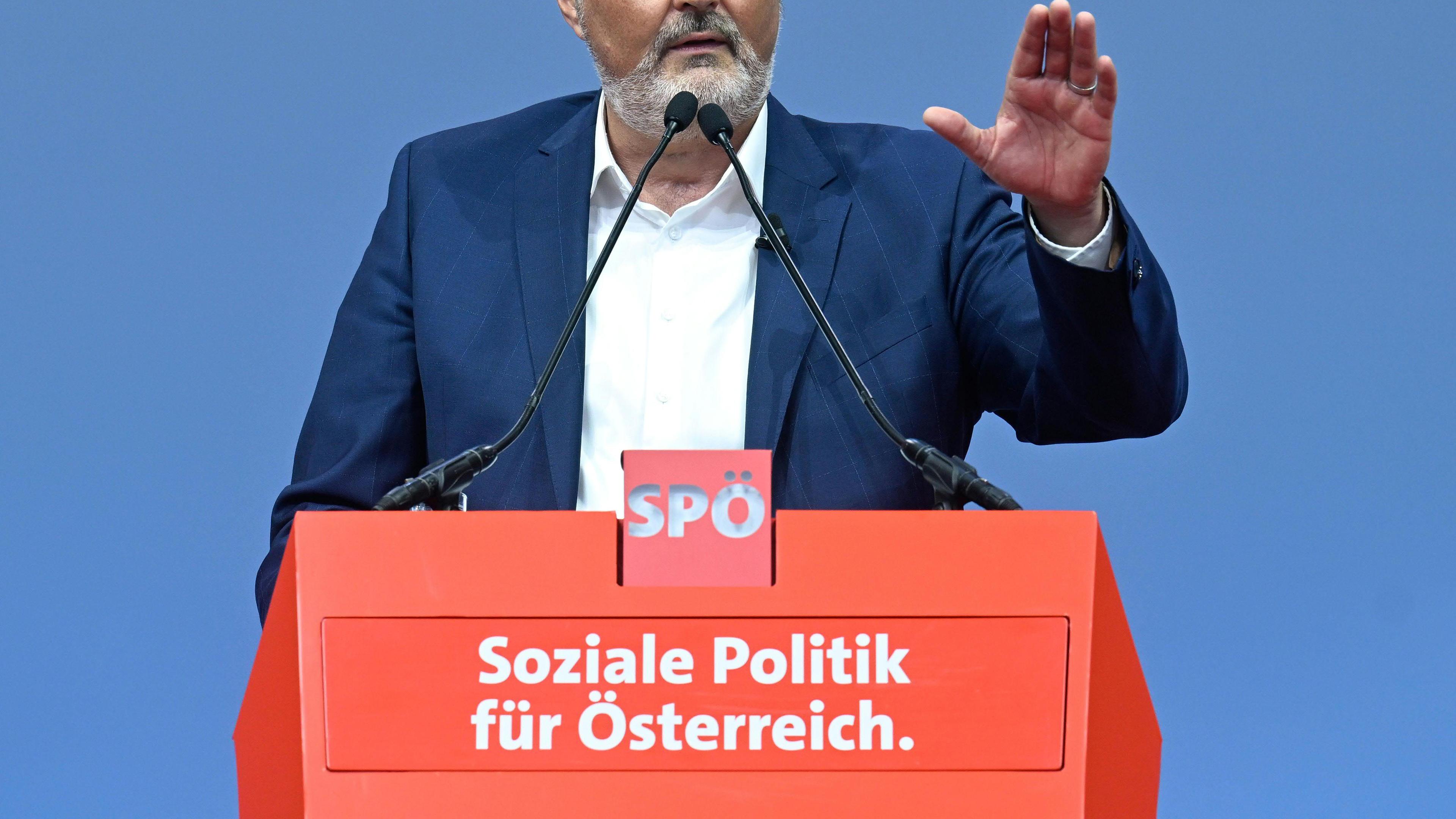 Österreich, Linz: Hans Peter Doskozil, Ministerpräsident des Burgenlands, spricht im Rahmen des außerordentlichen Bundesparteitages der SPÖ.