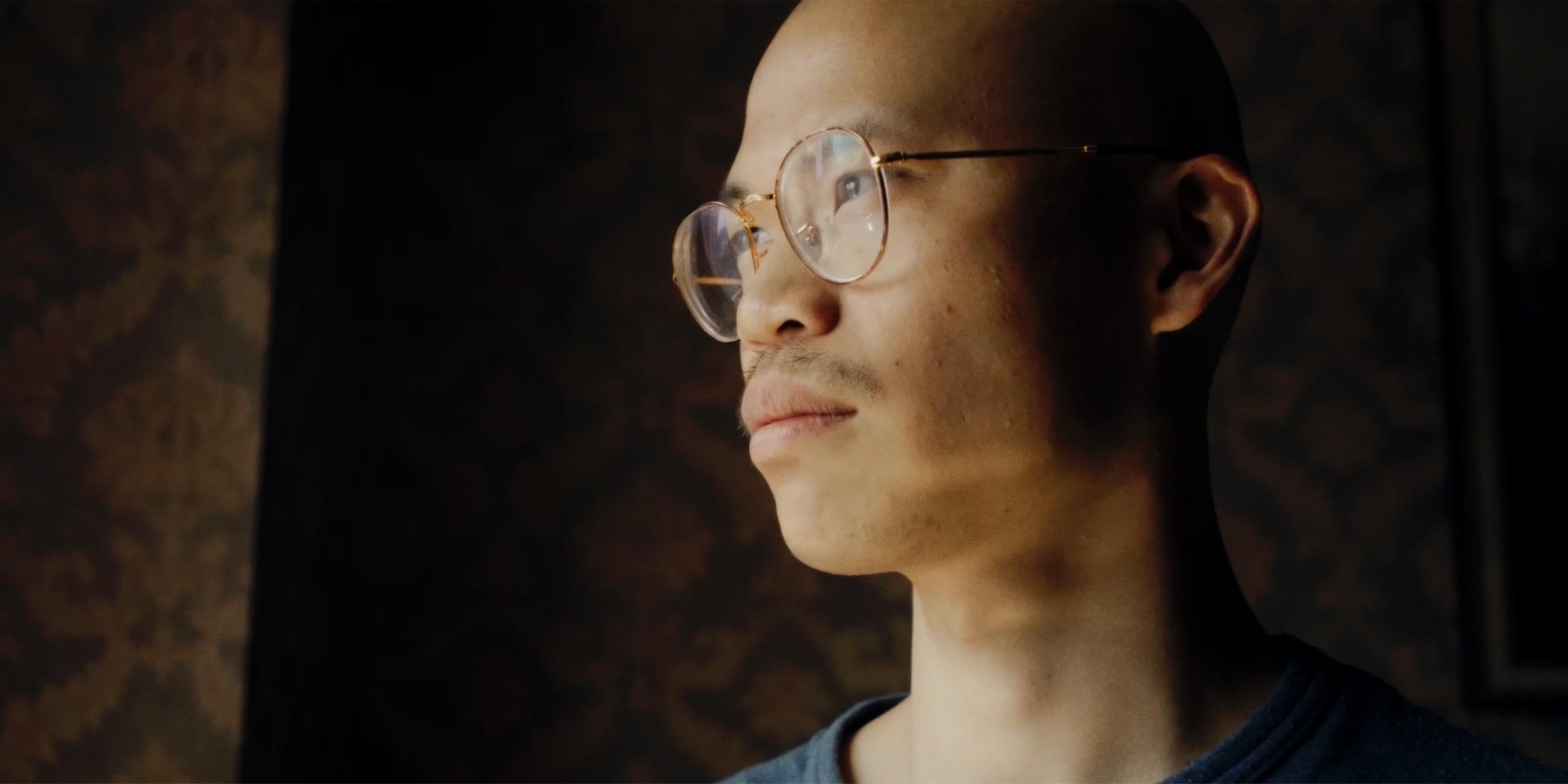 "Hao Are You": Nahaufnahme von Regisseur Dieu Hao Do, der nachdenklich aus dem Fenster seines Hotelzimmers in Hong Kong blickt.