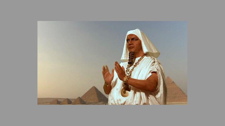 Hape Kerkeling als Echnaton