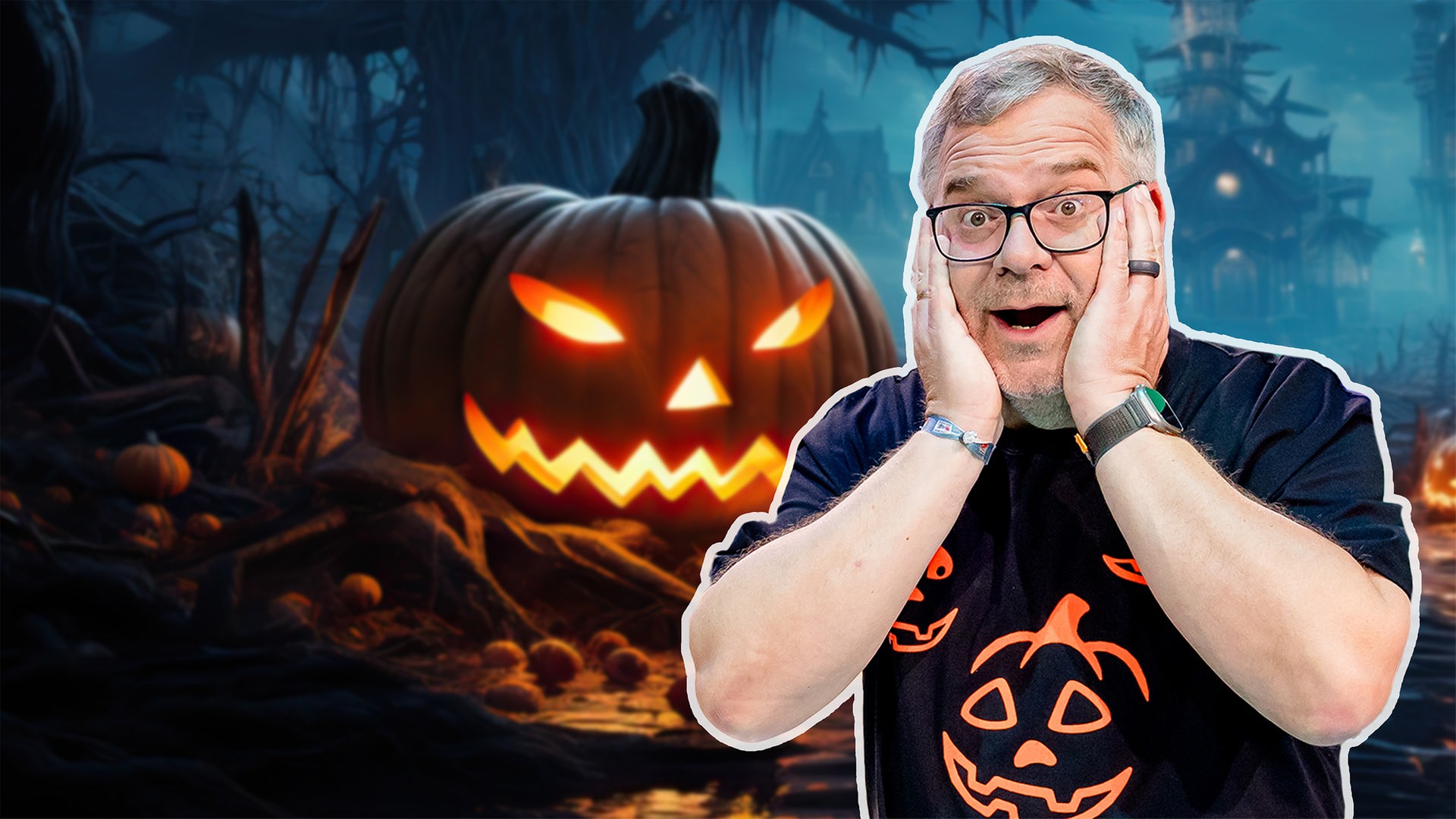 Elton schaut mit offenem Mund erschrocken in die Kamera. Hinter ihm zeigt die Halloween-Montage einen Nachthimmel und einen geschnitzten, leuchtenden Kürbis.