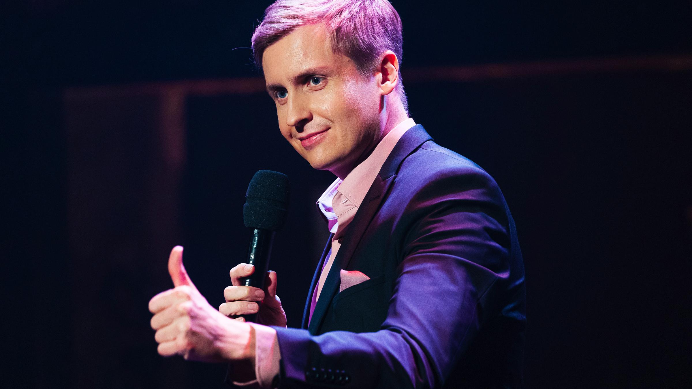 Das Bild zeigt Till Reiners bei der Moderation der Happy Hour.