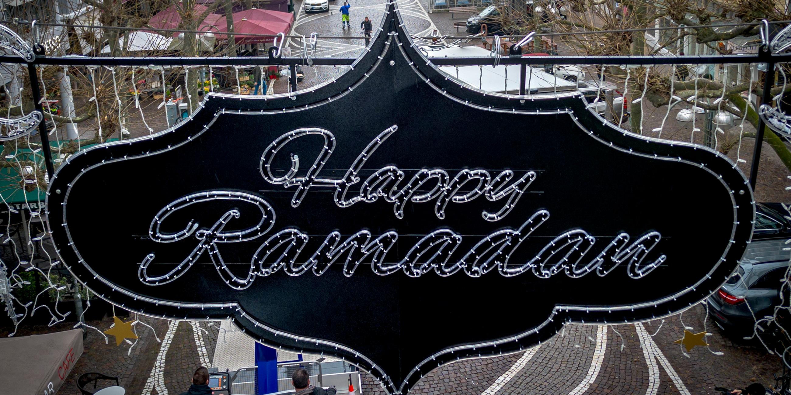 Ein Schild mit der Aufschrift "Happy Ramadan" hängt in der Frankfurter Fußgängerzone.