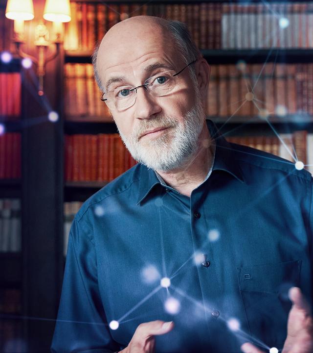 Harald Lesch mit einem Sextanten, umgeben von modernster Technik (Montage)