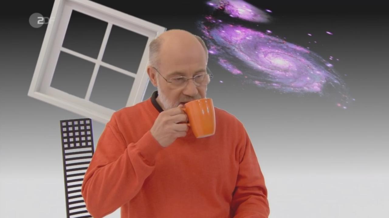 Harald Lesch im "Frag den Lesch"-Studio, Galaxie im Hintergrund