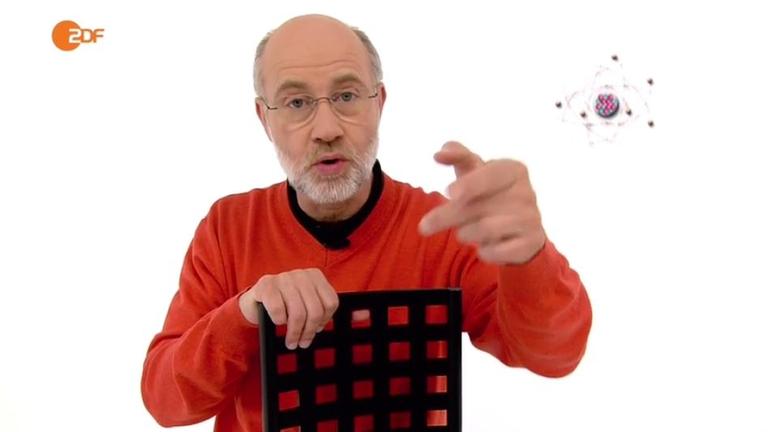 Harald Lesch in seinem weißen Studio