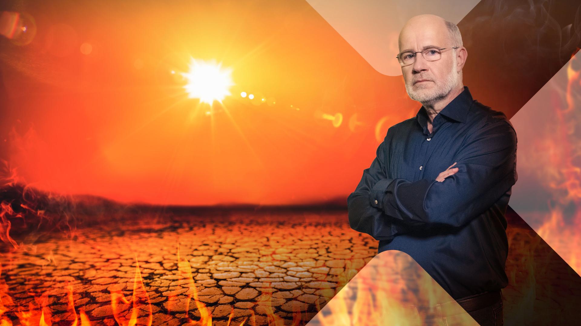 Harald Lesch steht bei gleißender Sonne auf ausgetrockneter Erde