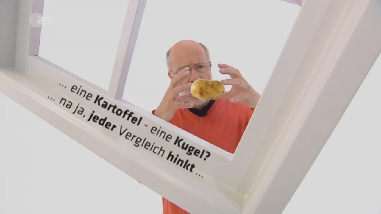 Harald Lesch und eine Kartoffel als Modell der Erde