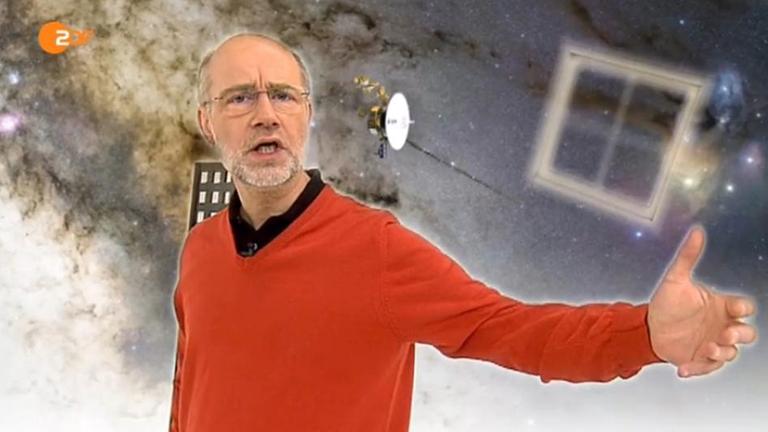 Harald Lesch vor einem Bild von Voyager 1