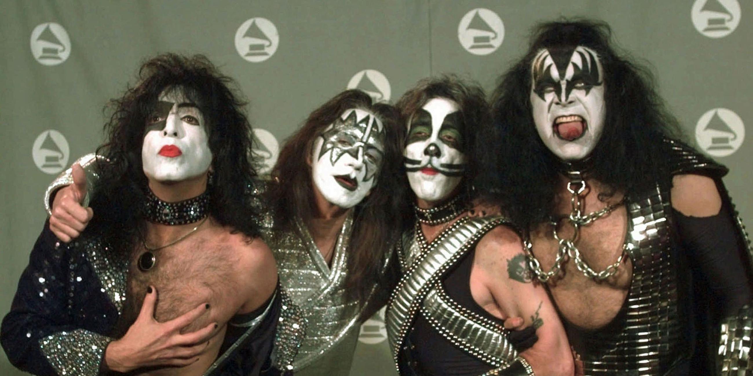 Archivbild der Gruppe 'Kiss' geschminkt und in Bühnenkleidung während der 38. Grammy-Preisverleihung in Los Angeles am 28. Februar 1996.