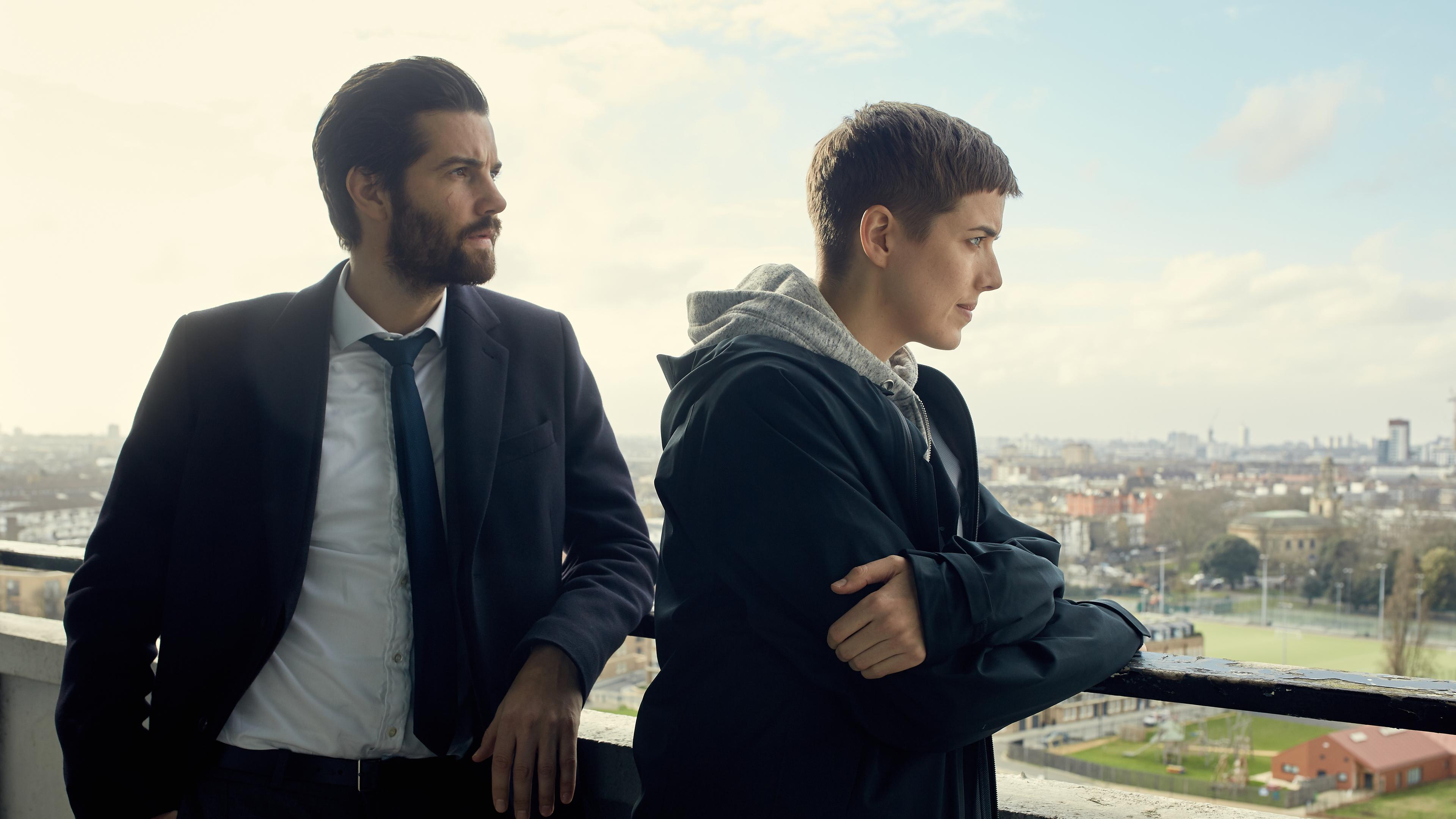 "Hard Sun" (1): DCI Charlie Hicks (Jim Sturgess) und DI Elaine Renko (Agyness Deyn) stehen nebeneinander auf dem Balkon eines Hochhauses.
