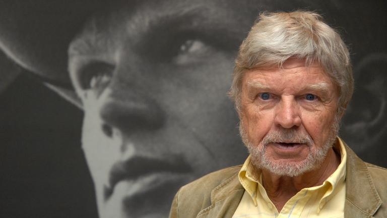 Hardy Krüger vor vor einem alten Filmplakat