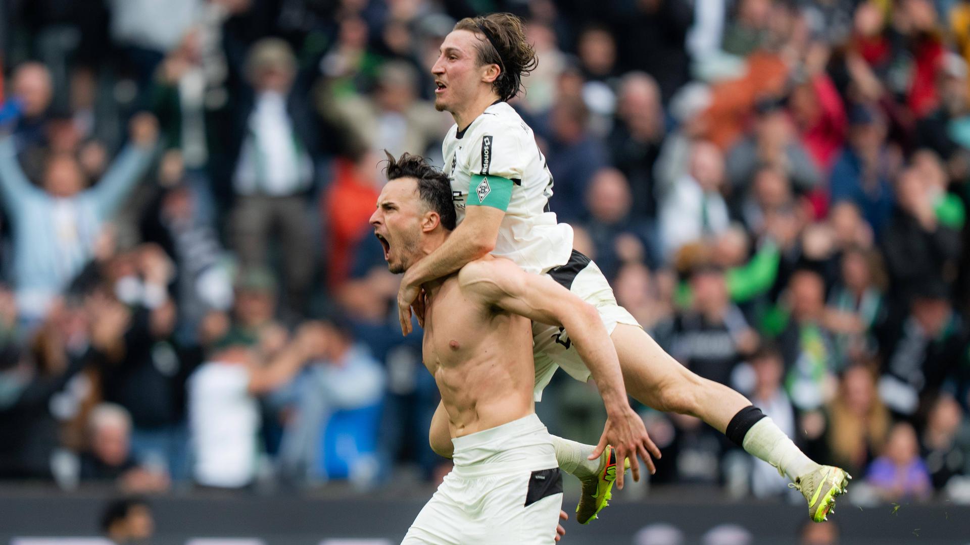 Gladbachs Mittelstürmer Haris Tabaković jubelt zusammen mit seinem Teamkollegen Rocco Reitz nach seinem Treffer zum 1:0 in der Bundesligapartie gegen die Borussia aus Dortmund