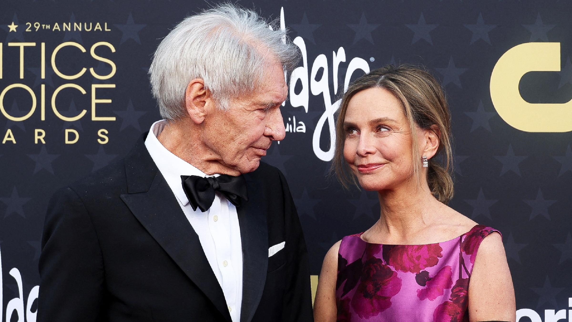 Harrison Ford und seine Frau Calista, die sich verliebt ansehen.