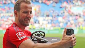 Harry Kane FC Bayern Muenchen avec la Torjaegenkanone le 17 mai 2025.