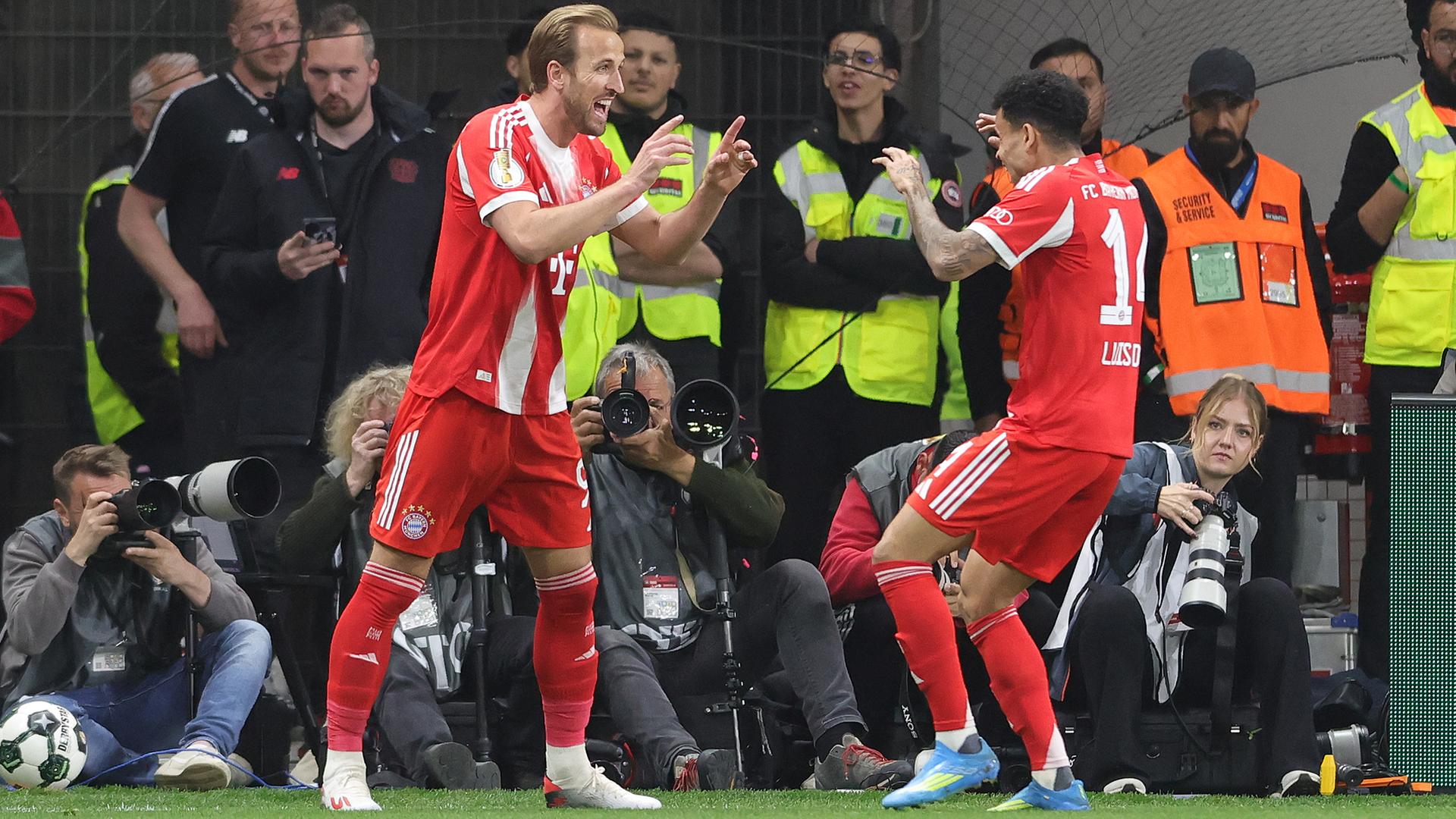 Harry Kane feiert gemeinsam mit Luis Díaz.