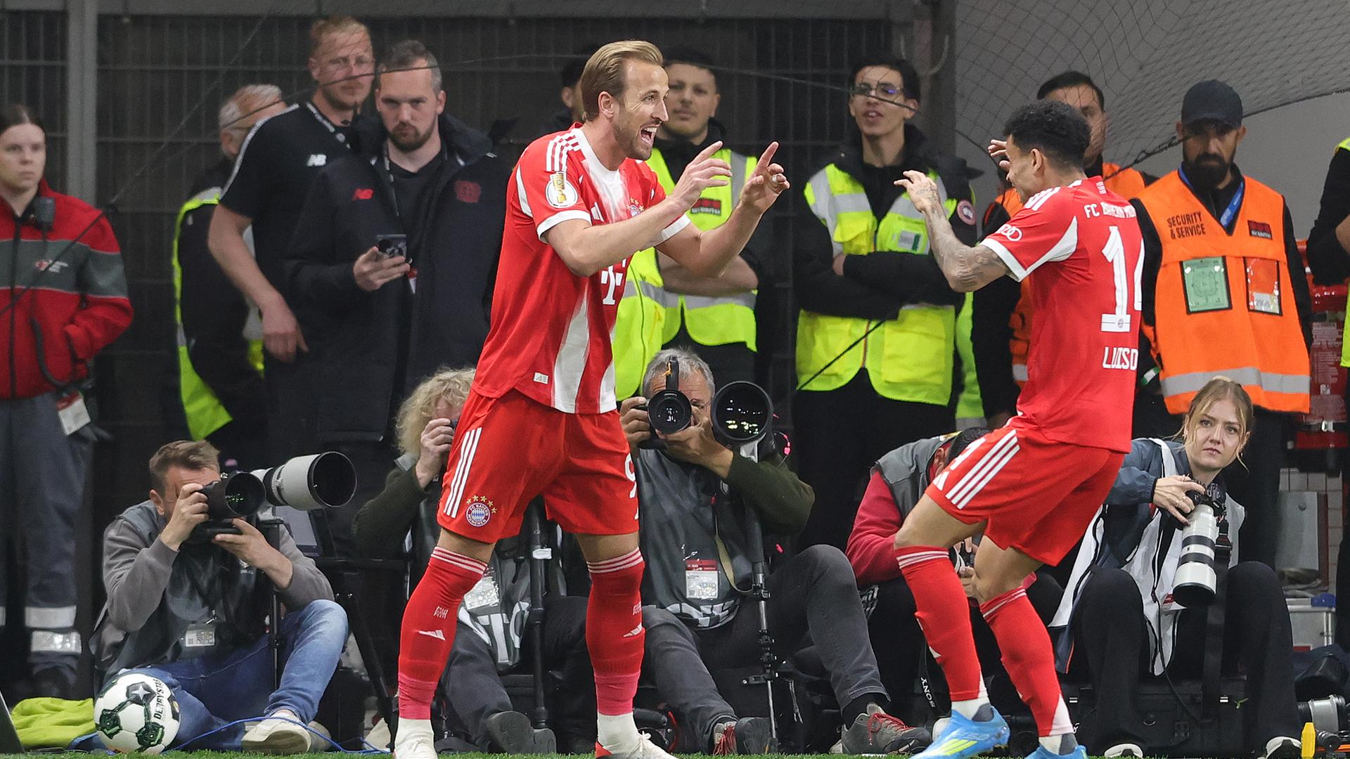 Harry Kane feiert gemeinsam mit Luis Díaz.