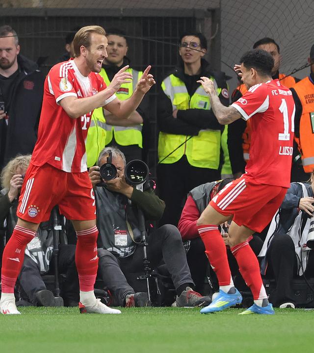 Harry Kane feiert gemeinsam mit Luis Díaz.