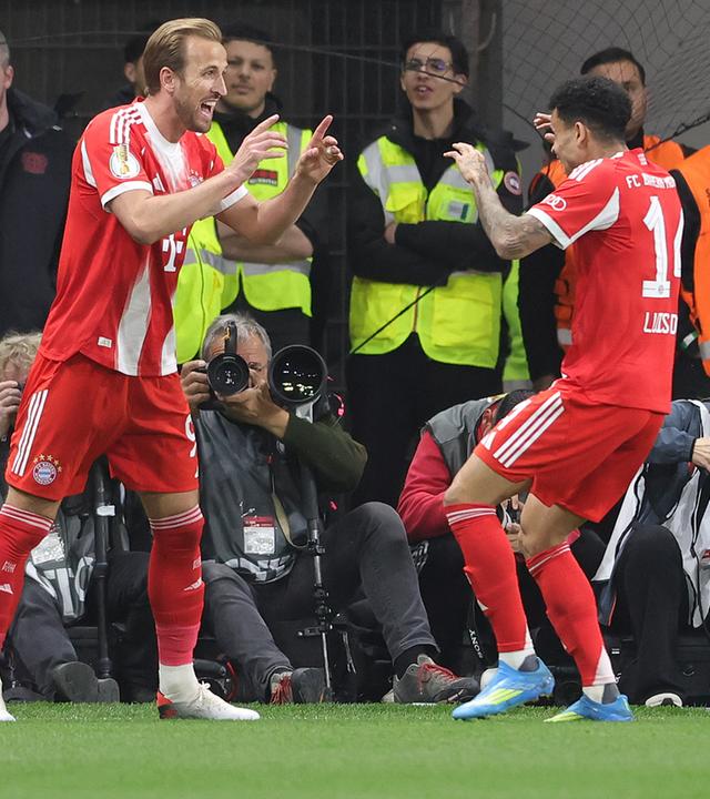 Harry Kane feiert gemeinsam mit Luis Díaz.