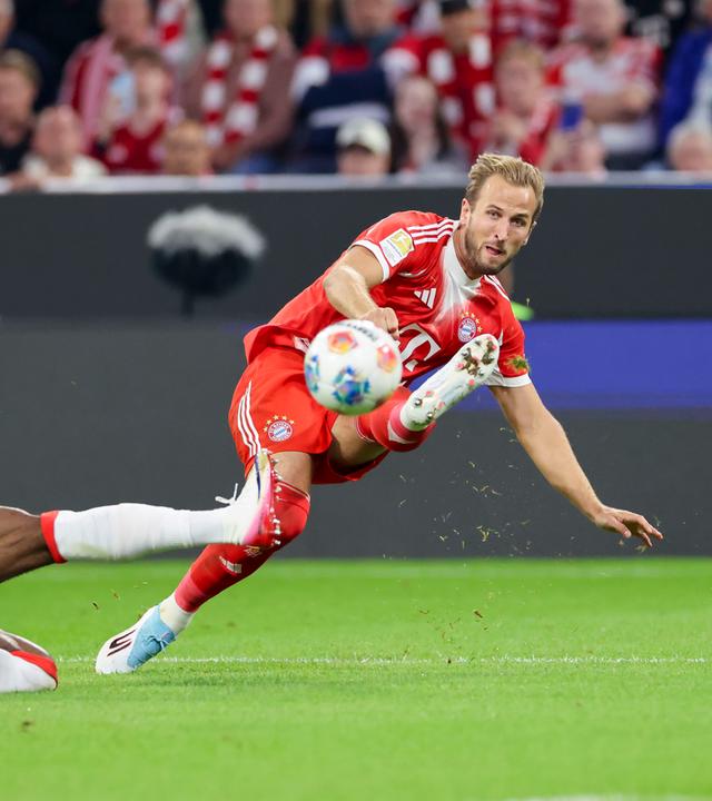 Ridle Baku (RB Leipzig) und Harry Kane (FC Bayern Muenchen) kaempfen um den Ball.