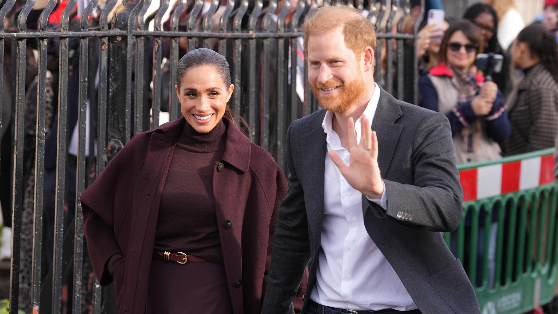Meghan, Herzogin von Sussex im Vordergrund und ihr Mann, Prinz Harry