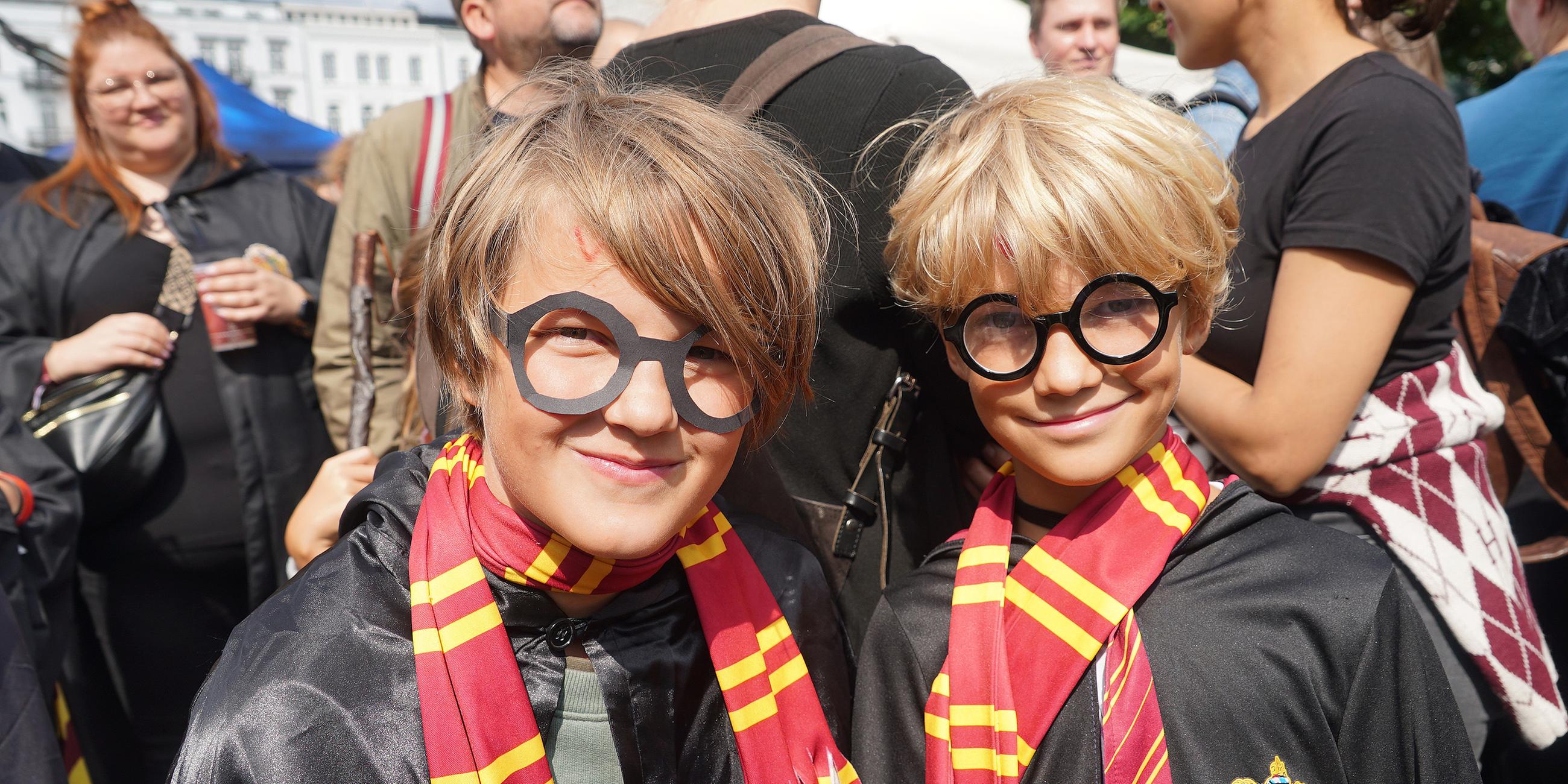 Zwei Harry-Potter-Enthusiasten bei einer Veranstaltung auf Rathausmarkt in Hamburg
