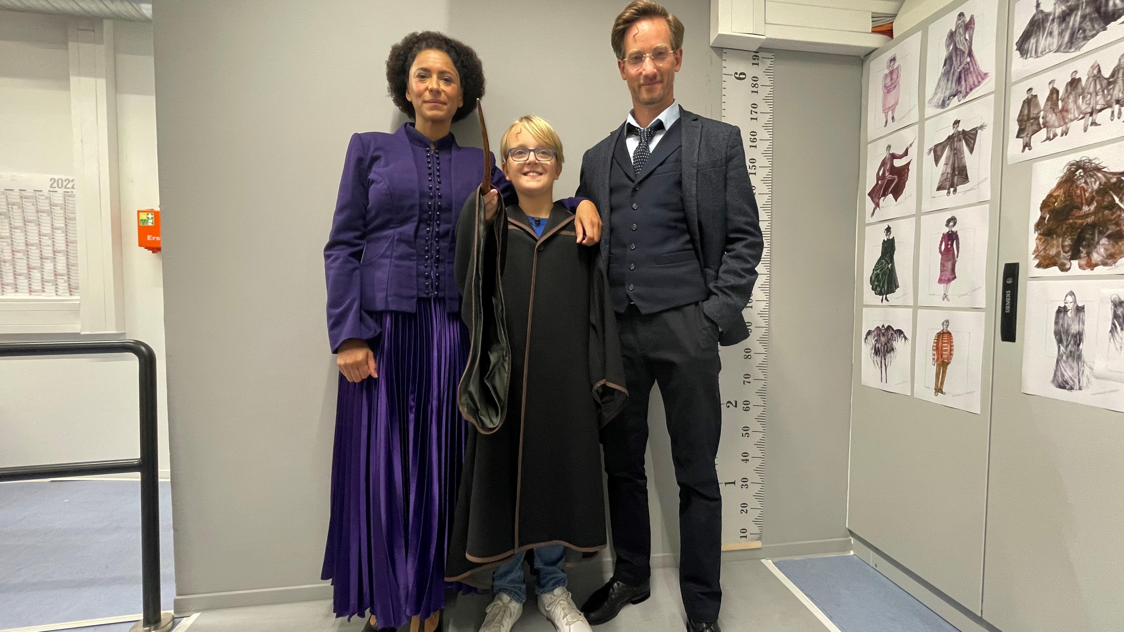 Kinderreporter Philipp im Umhang mit Darstellern aus dem Harry-Potter-Theaterstück in Hamburg.