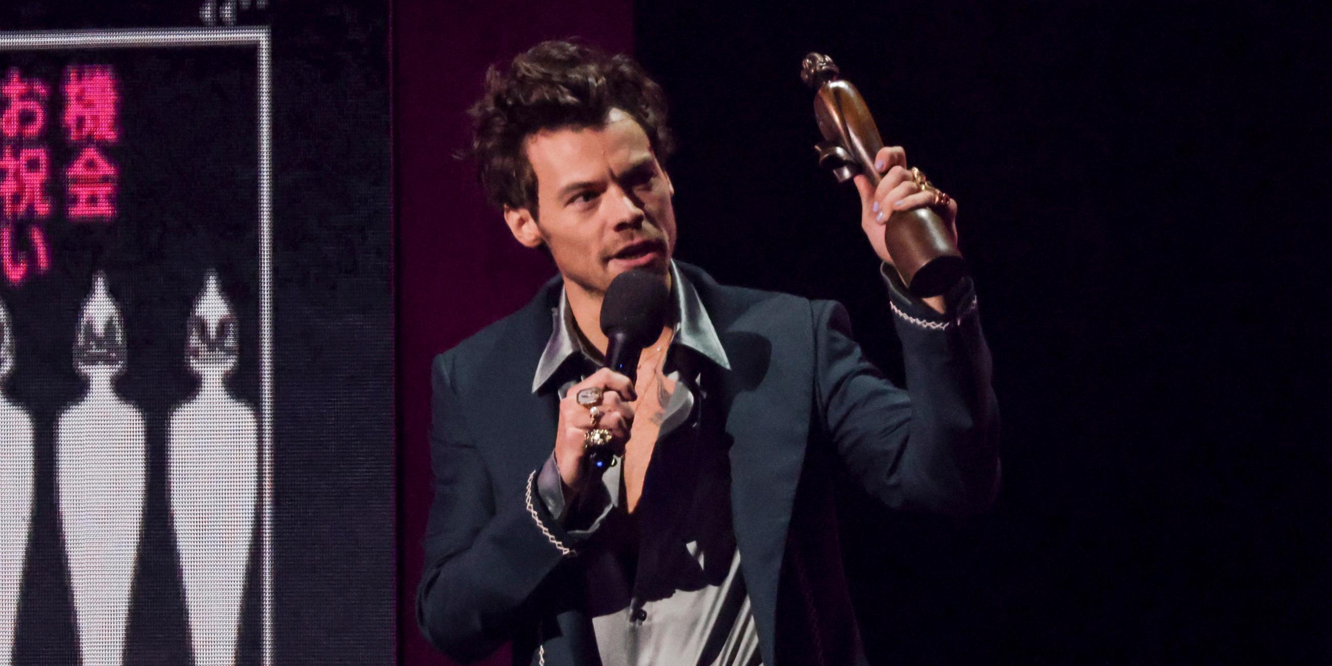 Harry Styles hält die Trophäe für "Artist of the Year" bei den Brit Awards in London