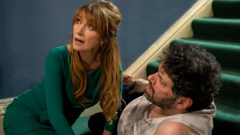 "Harry Wild - Nakatomi Plaza, Dublin Edition": Harry (Jane Seymour) beugt sich über Glenn (Paul Tylak), der in einem dreckigen weißen Unterhemd erschöpft am Boden liegt.