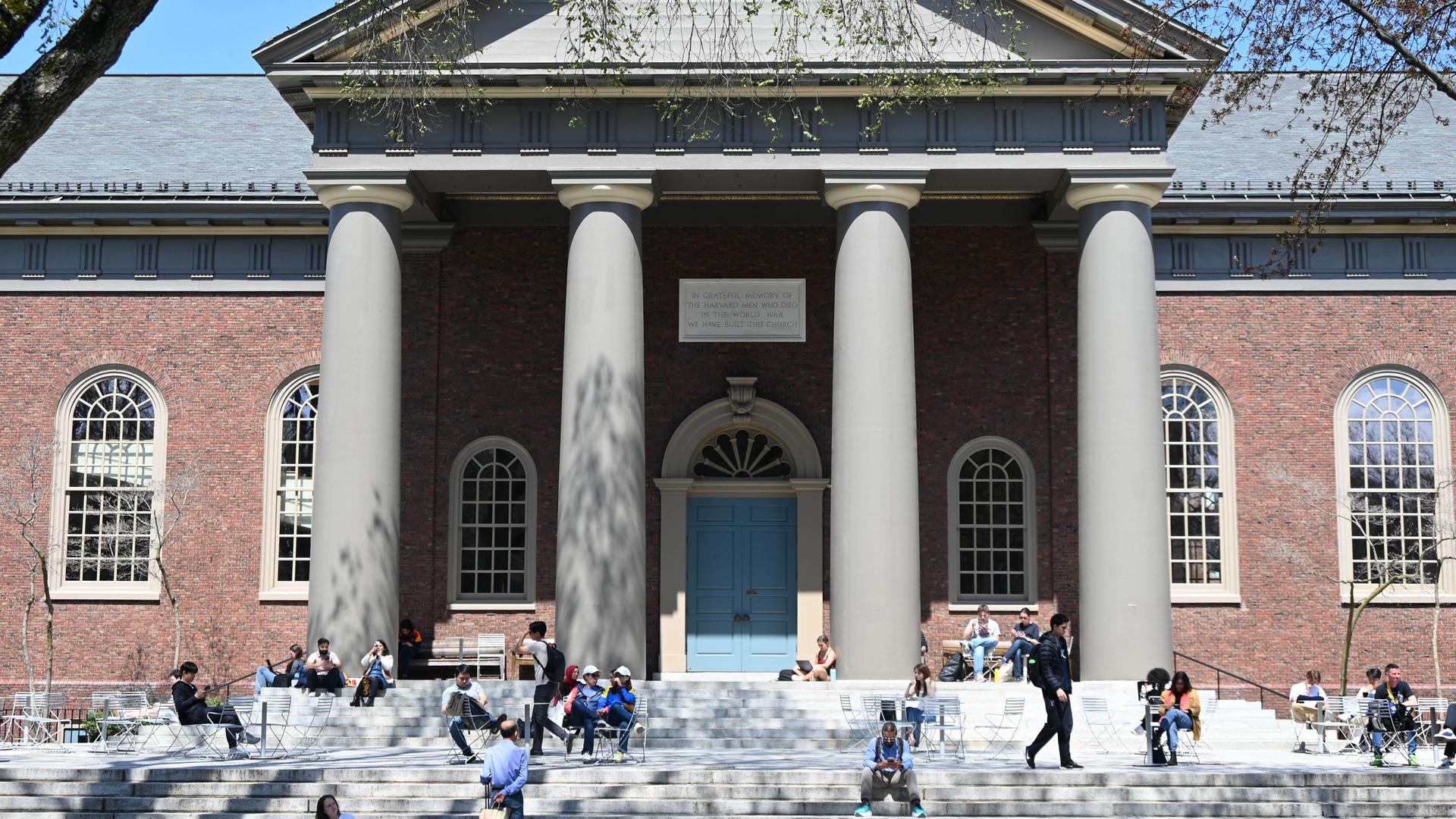 Ein Blick auf die Harvard University in Cambridge, Massachusetts, USA.