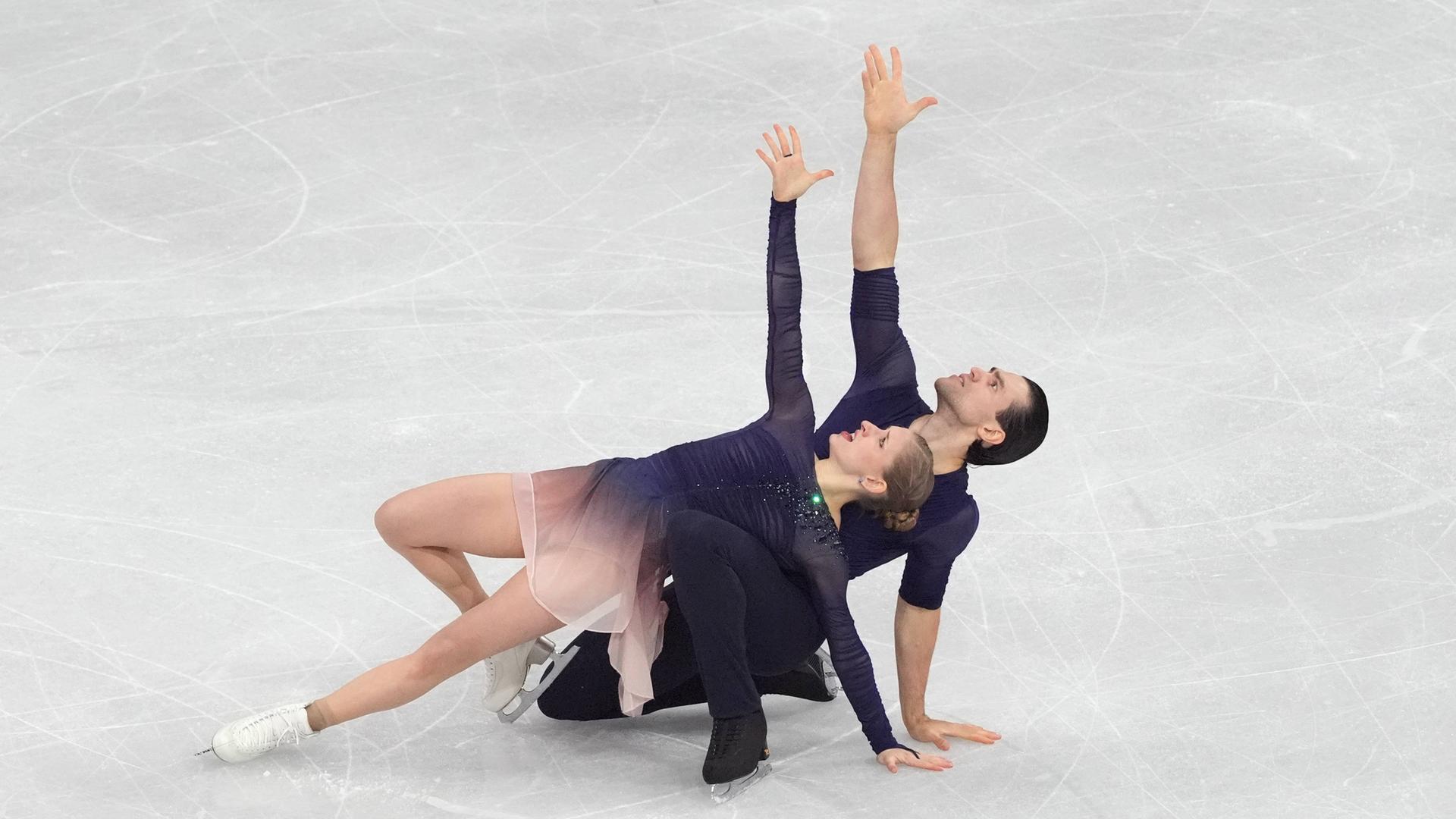 Fabienne Hase und Nikita Volodin (Deutschland) kämpfen. 