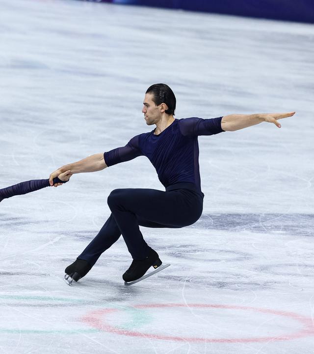 Fabienne Hase und Nikita Volodin (Deutschland) kämpfen. 