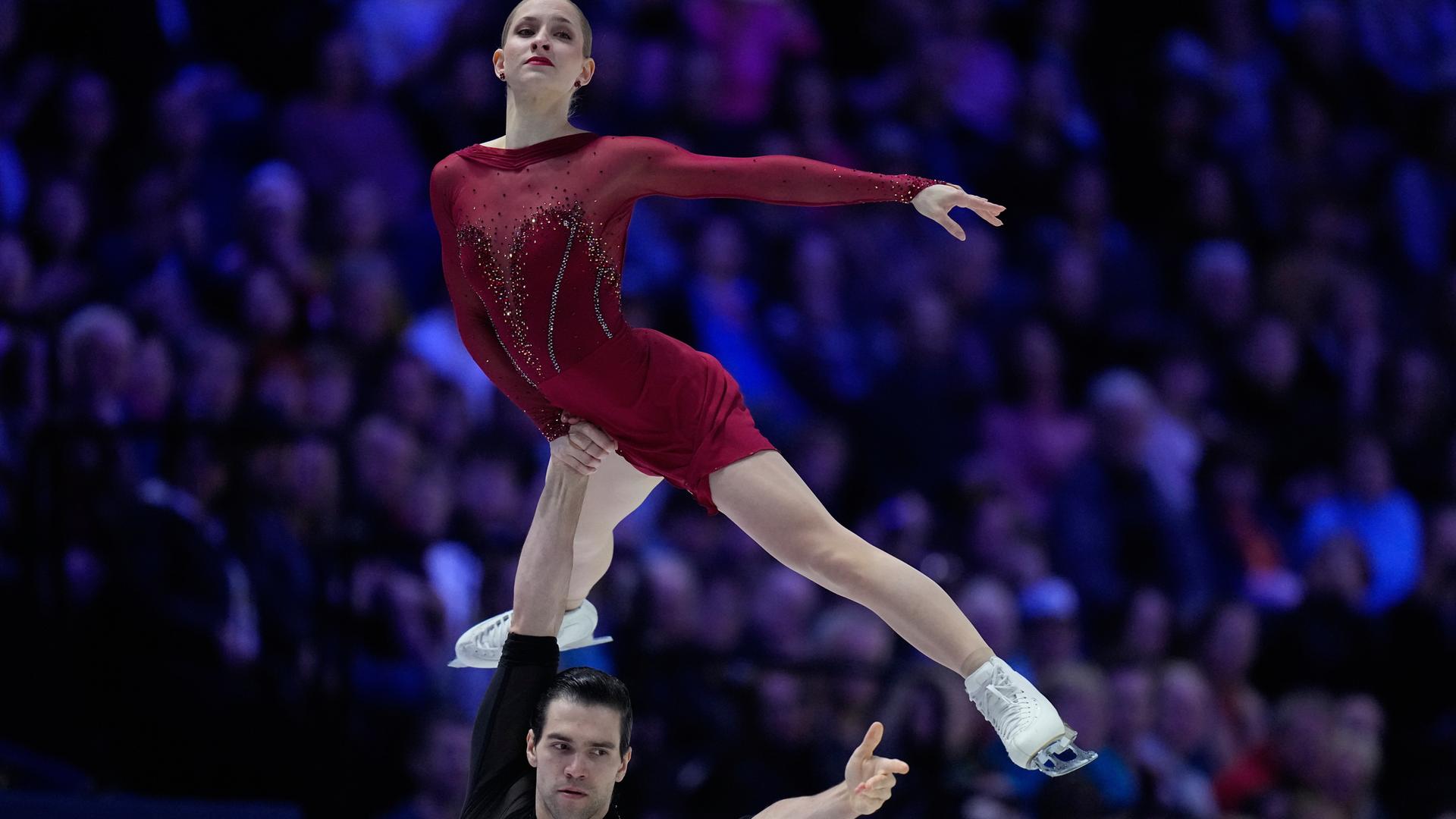 Minerva Fabienne Hase und Nikita Volodin bei einer Hebefigur im Kurzprogramm