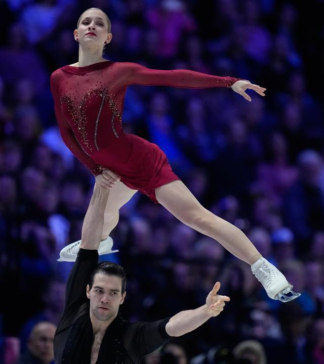 Minerva Fabienne Hase und Nikita Volodin bei einer Hebefigur im Kurzprogramm