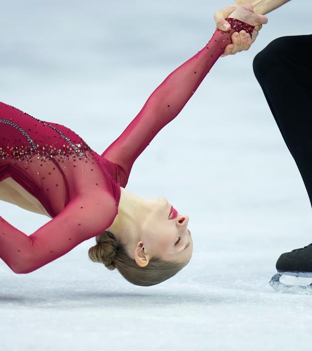 Minerva Fabienne Hase und Nikita Volodin bei der Todesspirale im Kurzprogramm