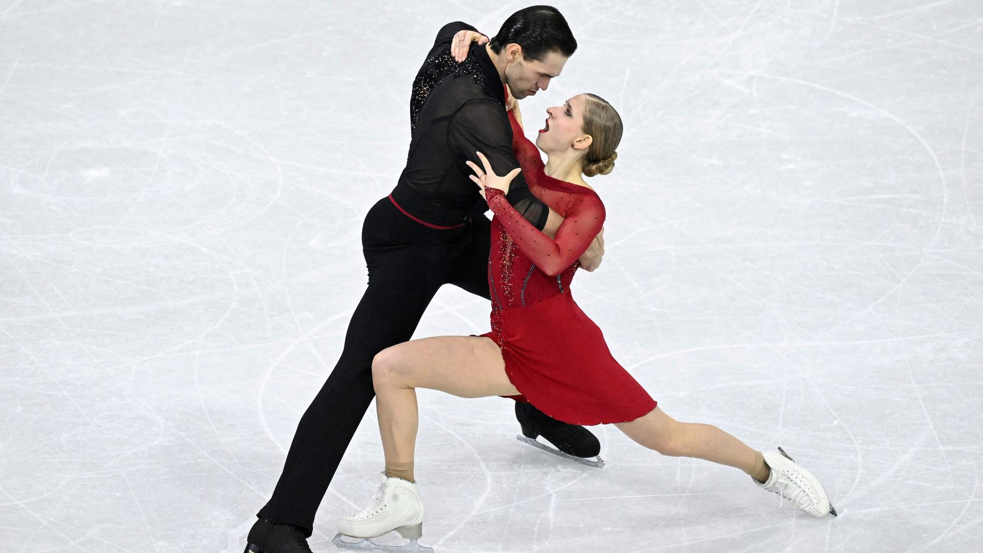 Die deutsche Eiskunstläuferin Minerva Fabienne Hase und der deutsche Eiskunstläufer Nikita Andrejewitsch Wolodin perfomen bei den Olympischen Winterspielen 2026 in Mailand