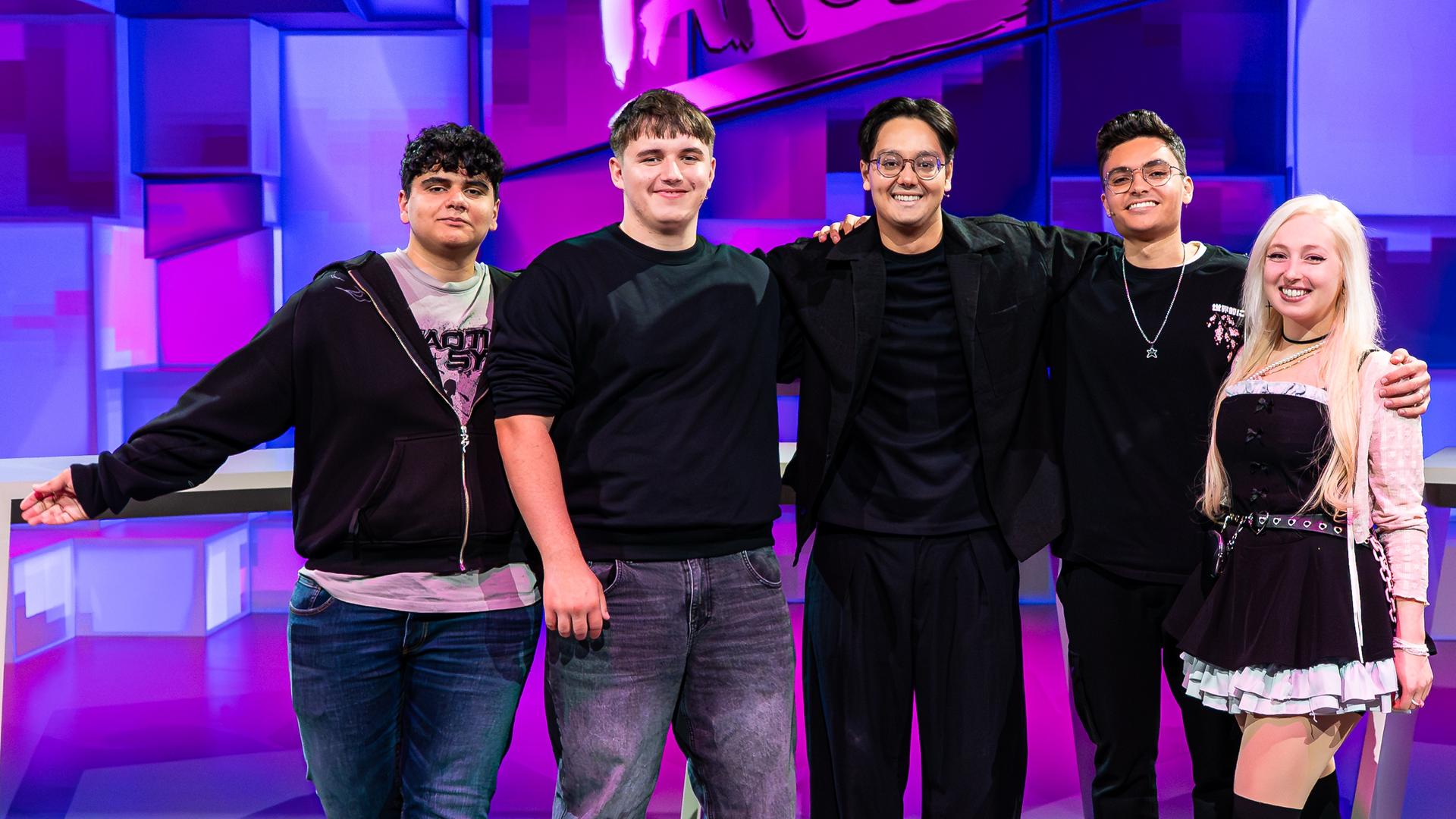 Tanoshii: Hashem, Heroxsora, Raafey, Kai und Zionzockt stehen im Tanoshii-Studio. 