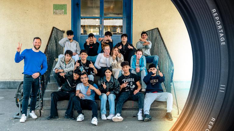 Gruppenfoto: Die Schülerinnen und Schüler der Klasse 9a sitzen auf einer Treppe. An der linken Seite steht ihr Klassenlehrer. Alle machen Faxen.