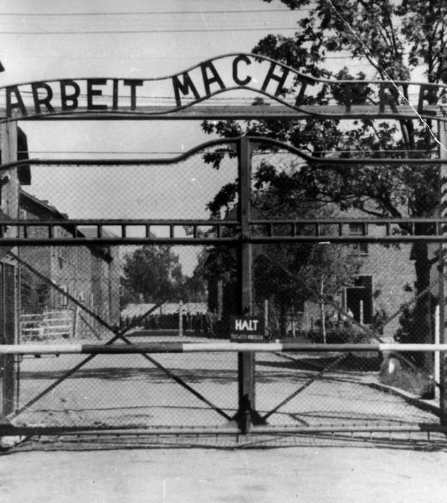 "Die Wahrheit über den Holocaust (5): Deportation": Haupttor des Konzentrationslagers Auschwitz.