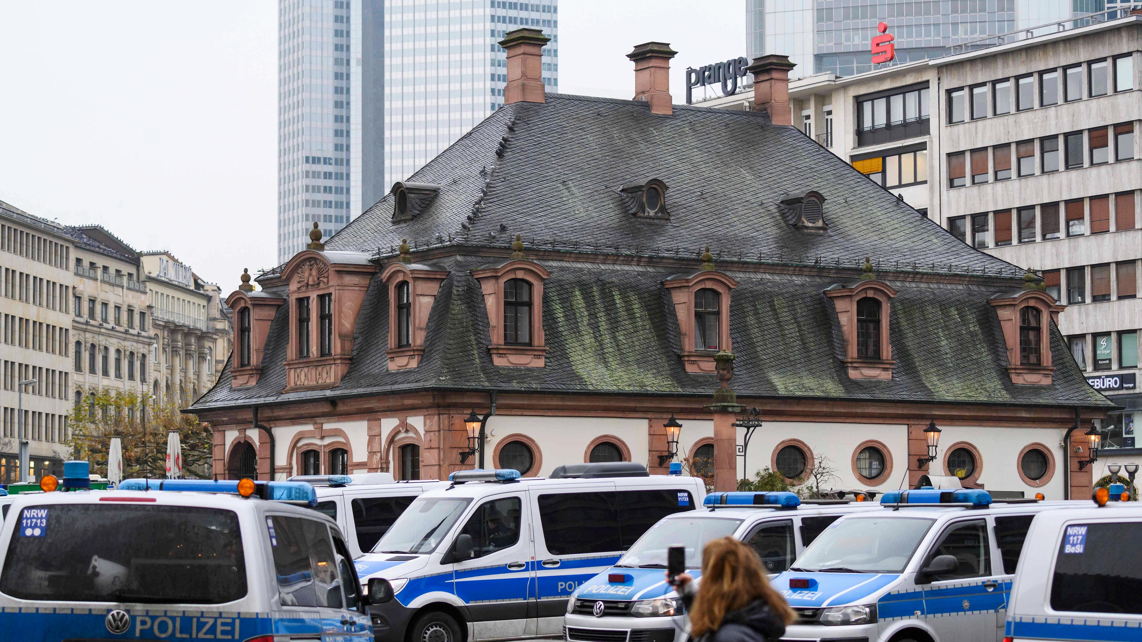 Polizeikräfte haben sich an der Hauptwache in Frankfurt am Main versammelt, aufgenommen am 12.12.2020