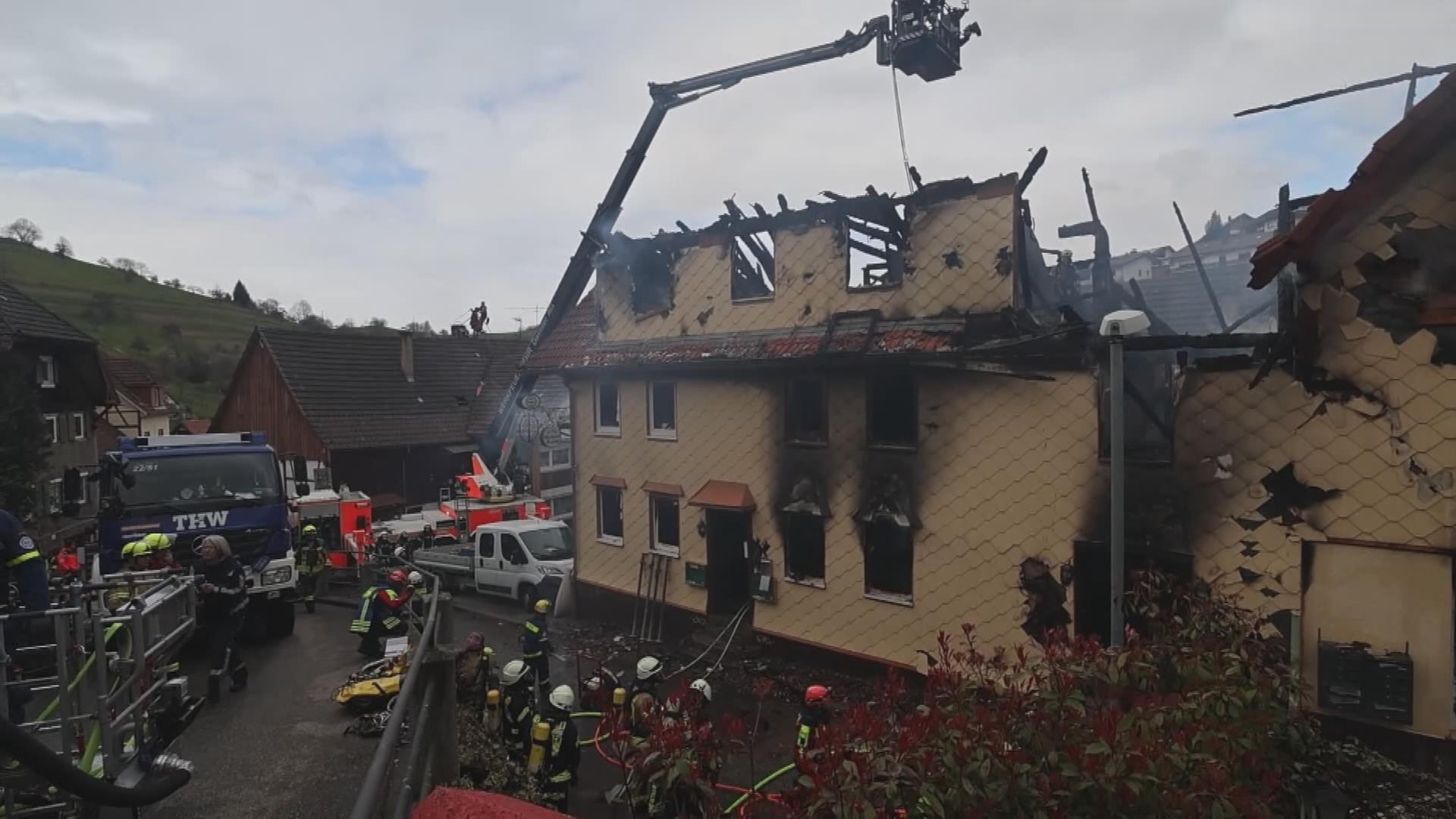Löscharbeiten am Wohnhaus