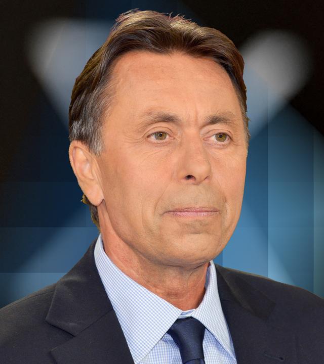 Autor Norbert Bolz steht vor dem "X"- Logo