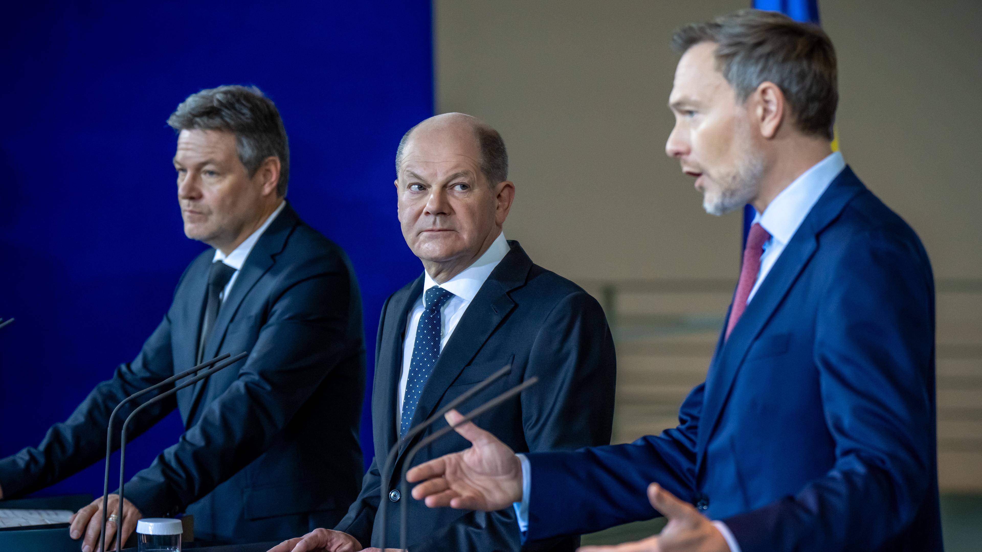 Habeck, Scholz und Lindner stellen am 13.12. im Bundeskanzleramt des Haushaltskompromiss vor. 