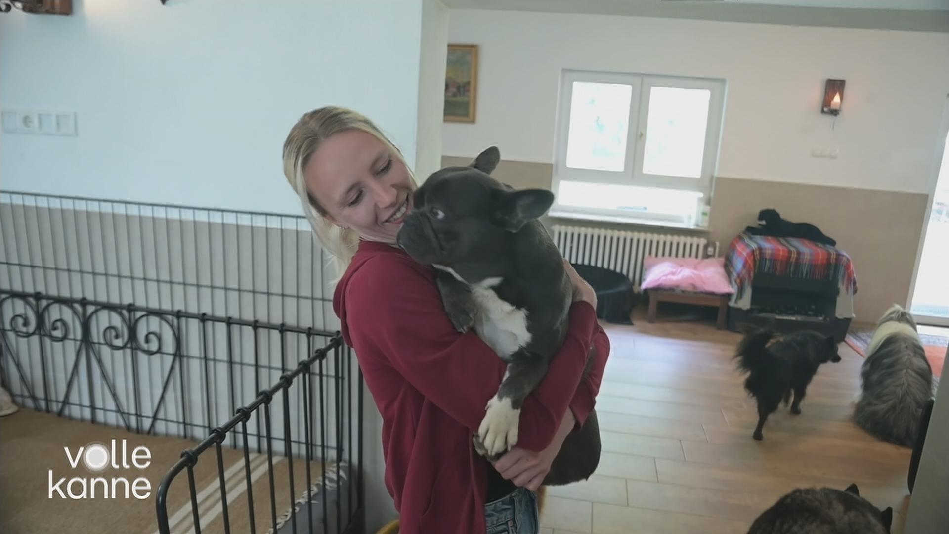 Frau mit Hund auf dem Arm in Hundehotel