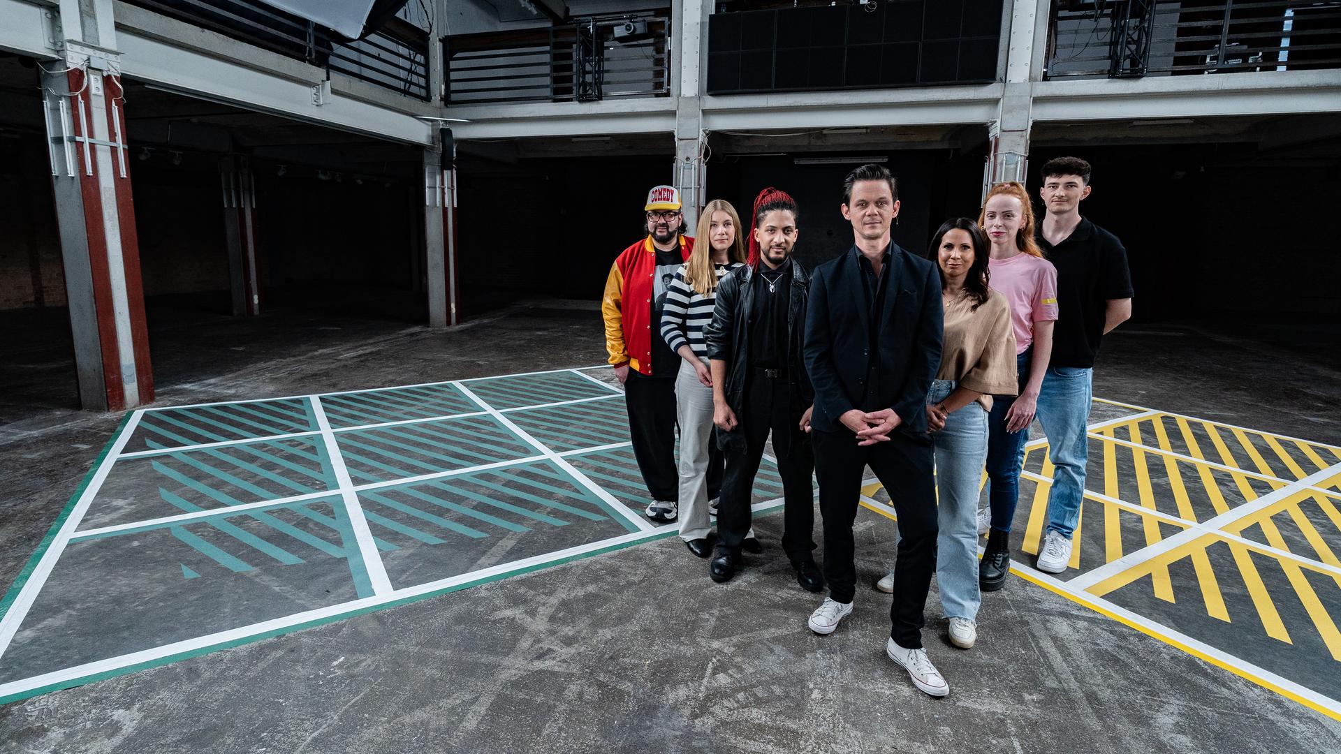 Moderator Jo Schück steht mit seinen sechs Gästen auf dem 13 Fragen-Spielfeld.