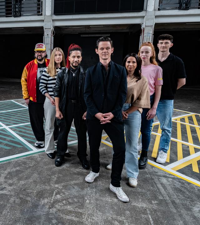 Moderator Jo Schück steht mit seinen sechs Gästen auf dem 13 Fragen-Spielfeld.