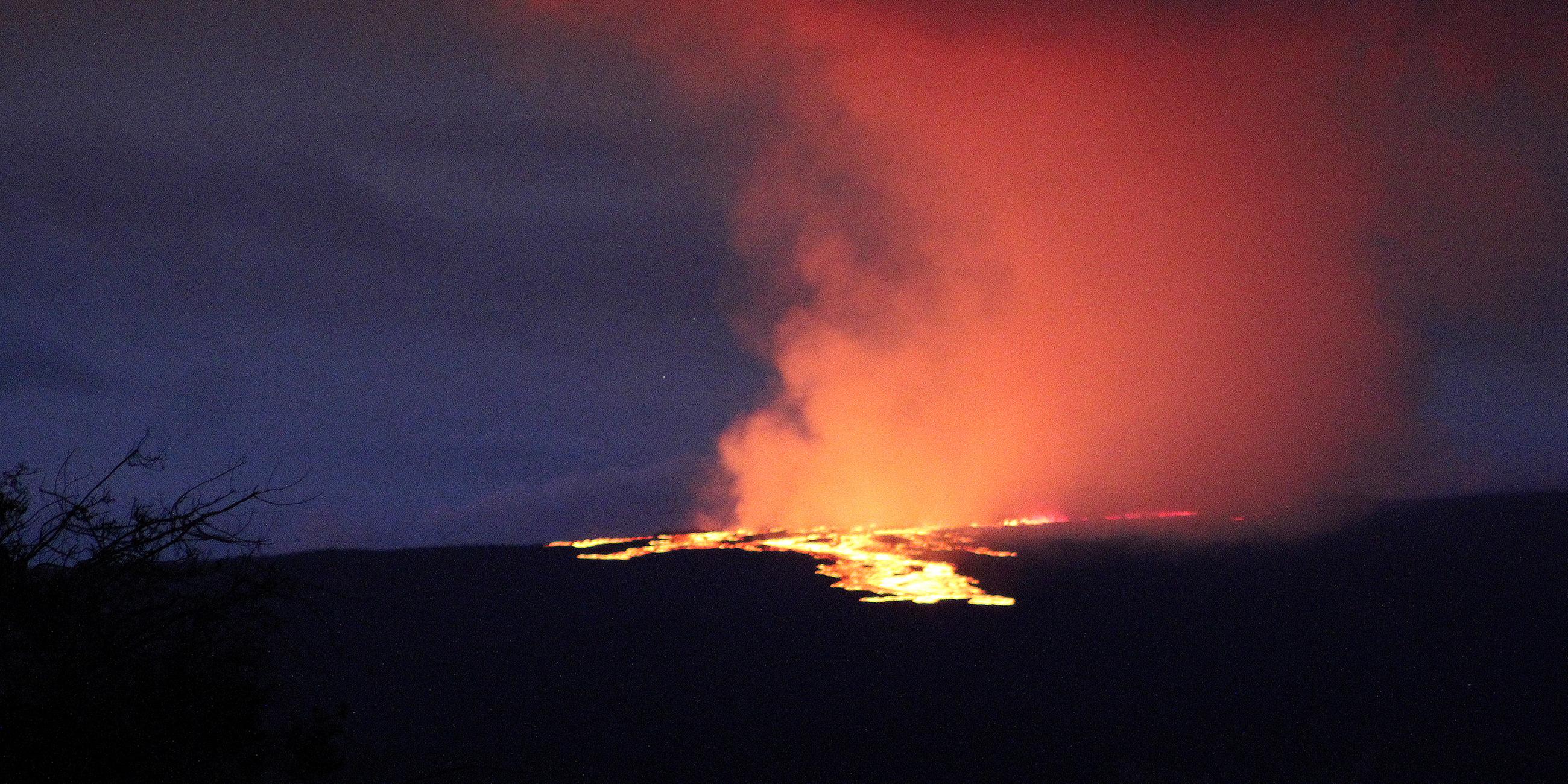 Lava strömt aus dem Krater des Vulkans Mauna Loa auf Hawaii am 28. November 2022. 