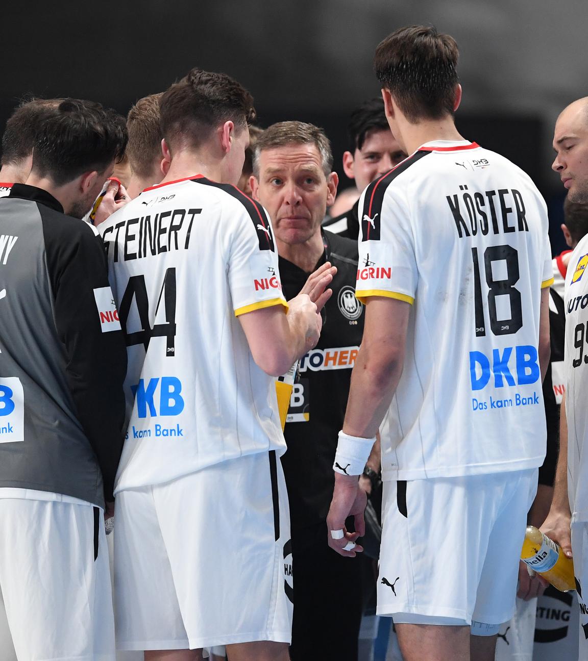 Handball-Länderspiel, Deutschland - Island: Trainer Alfred Gislason spricht mit seinen Spielern