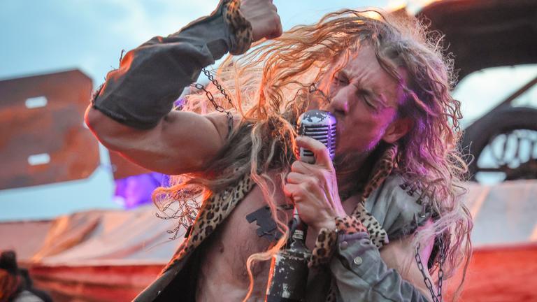 Schleswig-Holstein: Wacken: Der Sänger der Band MegaBosch singt beim Wacken Open Air.