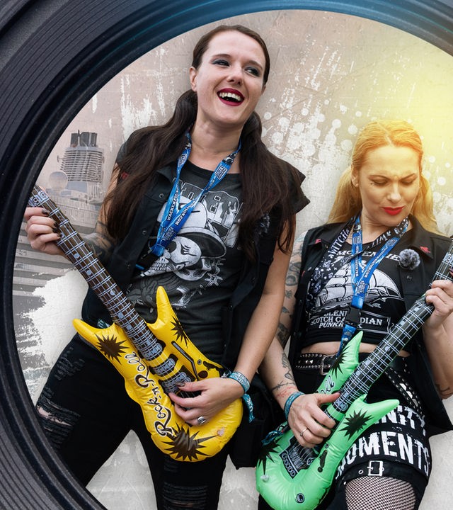 Collage: "ZDF.reportage: Heavy Metal Kreuzfahrt": Im Vordergrund zwei junge Frauen, Heavy Metal Fans, die mit aufblasbaren Spielzeuggitarren Spaß haben. Im Hintergrund ist das Meer und ein Kreuzfahrtschiff zu sehen.