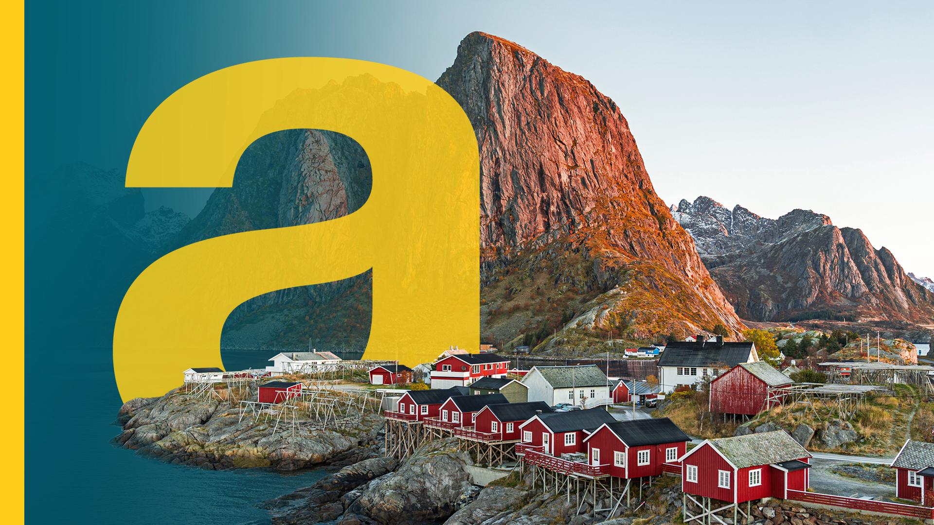 Fischerdorf Hamnoy in den Lofoten bei Morgendämmerung mit Berg-Meer-Landschaft.